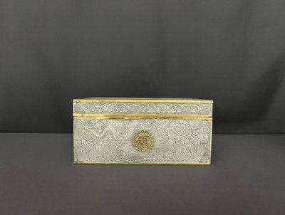 Boîte ancienne chinoise en étain et laiton doré – Dragons & symboles de longévité 
