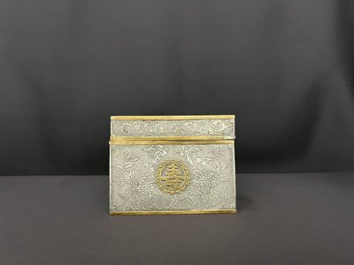 Boîte ancienne chinoise en étain et laiton doré – Dragons & symboles de longévité 