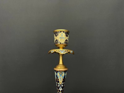 Coppia di candelieri in bronzo e smalto cloisonné, stile Napoleone III, fine XIX secolo