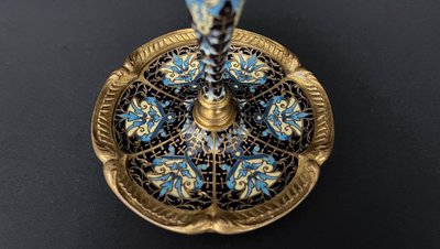Coppia di candelieri in bronzo e smalto cloisonné, stile Napoleone III, fine XIX secolo