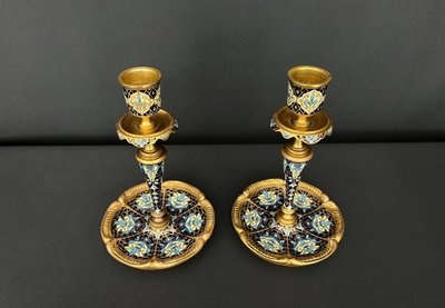 Coppia di candelieri in bronzo e smalto cloisonné, stile Napoleone III, fine XIX secolo