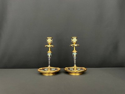 Coppia di candelieri in bronzo e smalto cloisonné, stile Napoleone III, fine XIX secolo