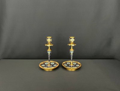 Coppia di candelieri in bronzo e smalto cloisonné, stile Napoleone III, fine XIX secolo