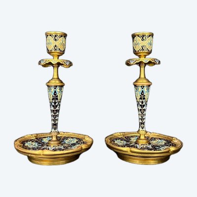 Coppia di candelieri in bronzo e smalto cloisonné, stile Napoleone III, fine XIX secolo