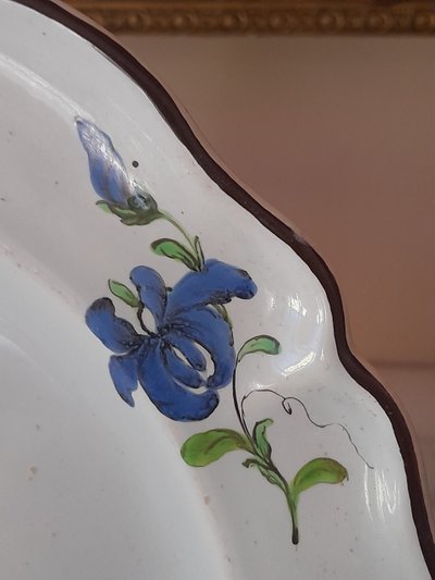Manufacture de Kiel Allemagne  assiette  œillet  pourpre 25 cm