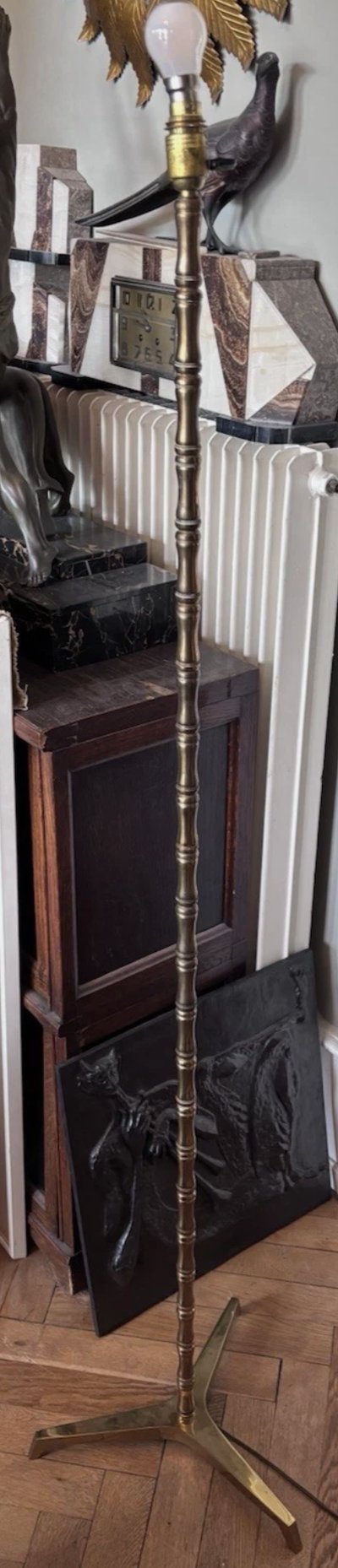 Maison BAGUES ( attribuita a ) Lampada da terra con fusto in ottone in stile bambù, base a treppiede.  