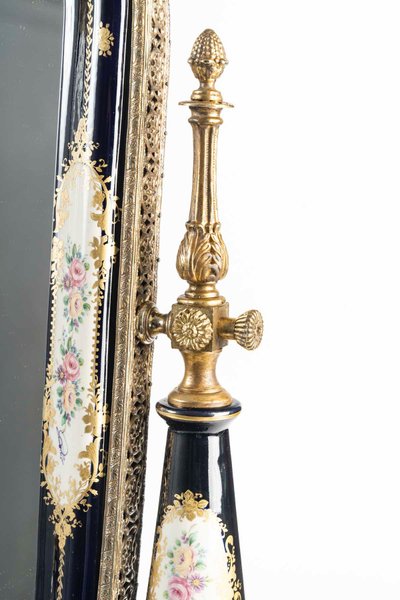Un miroir de table en porcelaine, début XXè siècle 