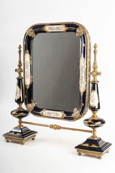 Un miroir de table en porcelaine, début XXè siècle 