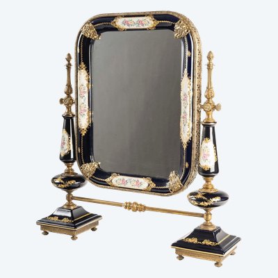 Un miroir de table en porcelaine, début XXè siècle 