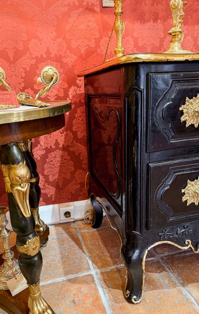 Cassettone provenzale d'epoca Luigi XV in noce laccato intagliato con conchiglia e rami d'ulivo