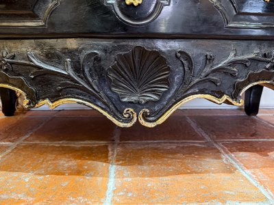 Cassettone provenzale d'epoca Luigi XV in noce laccato intagliato con conchiglia e rami d'ulivo