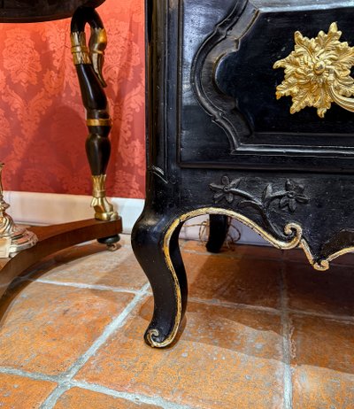 Cassettone provenzale d'epoca Luigi XV in noce laccato intagliato con conchiglia e rami d'ulivo
