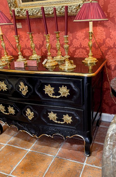 Cassettone provenzale d'epoca Luigi XV in noce laccato intagliato con conchiglia e rami d'ulivo