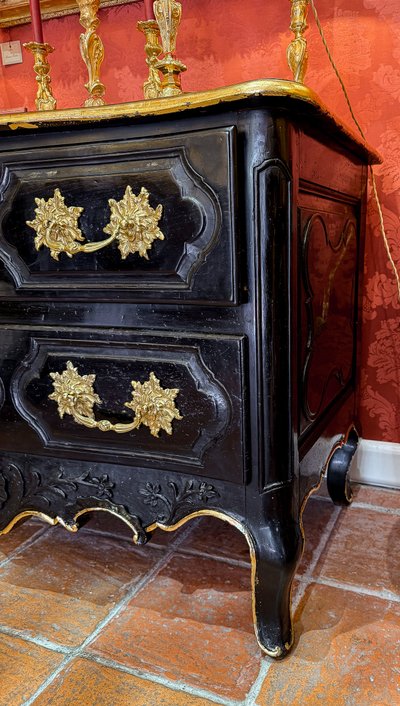 Cassettone provenzale d'epoca Luigi XV in noce laccato intagliato con conchiglia e rami d'ulivo