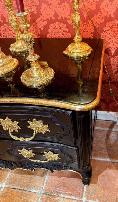 Cassettone provenzale d'epoca Luigi XV in noce laccato intagliato con conchiglia e rami d'ulivo