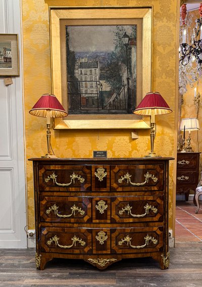Cassettone Dauphiné di epoca Luigi XIV con intarsio a cuore, 1700-1710 ca.