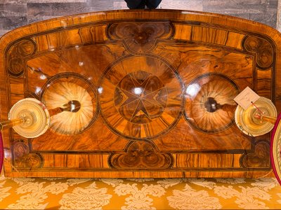 Cassettone Dauphiné di epoca Luigi XIV con intarsio a cuore, 1700-1710 ca.