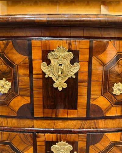 Cassettone Dauphiné di epoca Luigi XIV con intarsio a cuore, 1700-1710 ca.