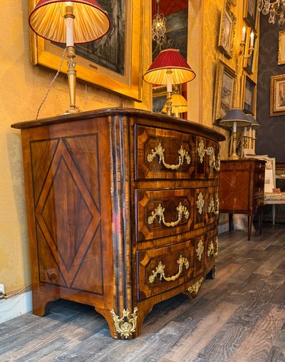 Cassettone Dauphiné di epoca Luigi XIV con intarsio a cuore, 1700-1710 ca.