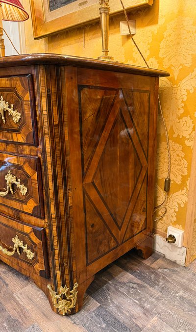 Cassettone Dauphiné di epoca Luigi XIV con intarsio a cuore, 1700-1710 ca.