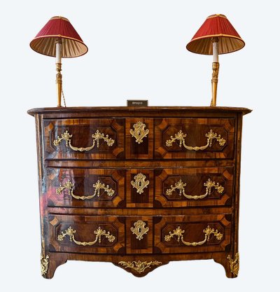 Cassettone Dauphiné di epoca Luigi XIV con intarsio a cuore, 1700-1710 ca.