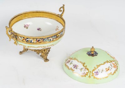 Una bomboniera in porcellana e bronzo cloisonné, fine XIX secolo