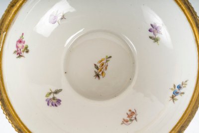 Una bomboniera in porcellana e bronzo cloisonné, fine XIX secolo