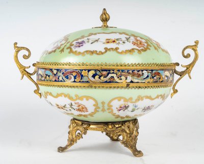 Una bomboniera in porcellana e bronzo cloisonné, fine XIX secolo