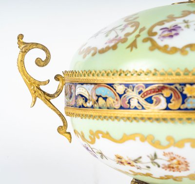 Una bomboniera in porcellana e bronzo cloisonné, fine XIX secolo