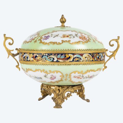 Una bomboniera in porcellana e bronzo cloisonné, fine XIX secolo