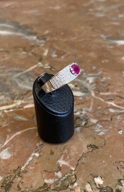 Anello in oro bianco con rubino e diamanti
