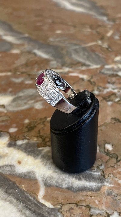 Anello in oro bianco con rubino e diamanti