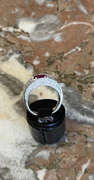 Anello in oro bianco con rubino e diamanti