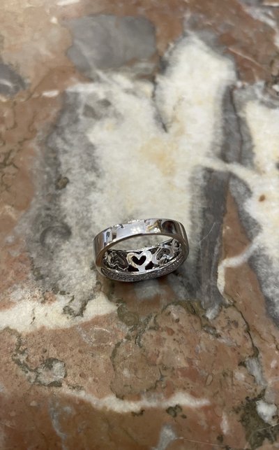 Anello in oro bianco con rubino e diamanti