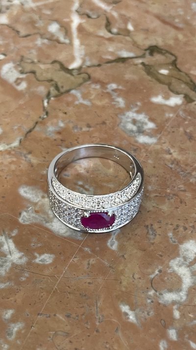 Anello in oro bianco con rubino e diamanti