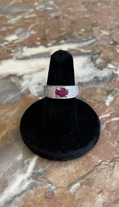 Anello in oro bianco con rubino e diamanti
