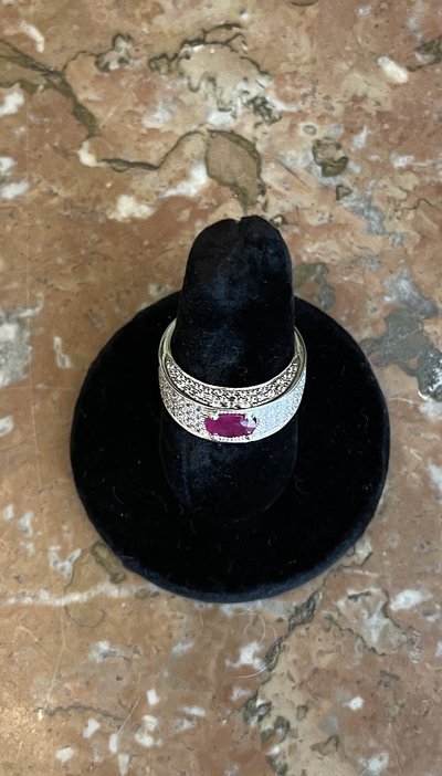 Anello in oro bianco con rubino e diamanti