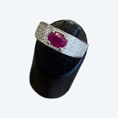 Anello in oro bianco con rubino e diamanti