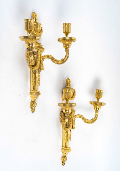 Paire d’Appliques en Bronze Ciselé et Doré à Deux Bras de Lumières d’Époque Louis XVI vers 1780