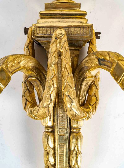 Paire d’Appliques en Bronze Ciselé et Doré à Deux Bras de Lumières d’Époque Louis XVI vers 1780