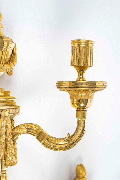 Paire d’Appliques en Bronze Ciselé et Doré à Deux Bras de Lumières d’Époque Louis XVI vers 1780