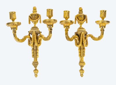 Paire d’Appliques en Bronze Ciselé et Doré à Deux Bras de Lumières d’Époque Louis XVI vers 1780