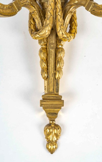 Coppia di appliques in bronzo cesellato e dorato in stile Luigi XVI con due bracci di luce 1820 ca.