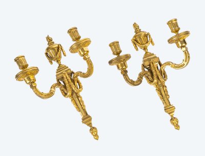 Coppia di appliques in bronzo cesellato e dorato in stile Luigi XVI con due bracci di luce 1820 ca.