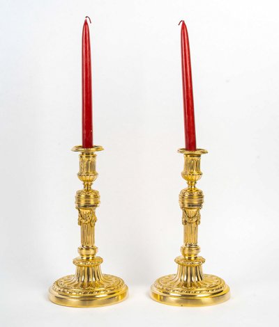 Paire de flambeaux de style Louis XVI en bronze ciselé et doré vers 1850-1870