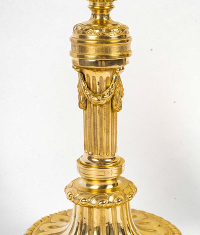 Paire de flambeaux de style Louis XVI en bronze ciselé et doré vers 1850-1870