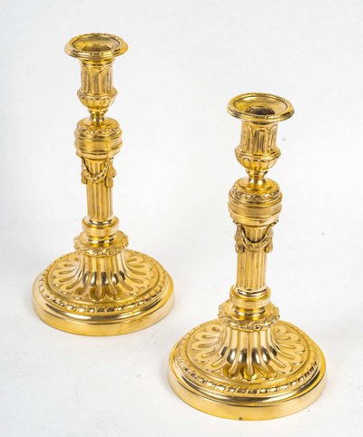 Paire de flambeaux de style Louis XVI en bronze ciselé et doré vers 1850-1870