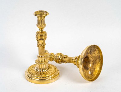 Paire de flambeaux de style Louis XVI en bronze ciselé et doré vers 1850-1870