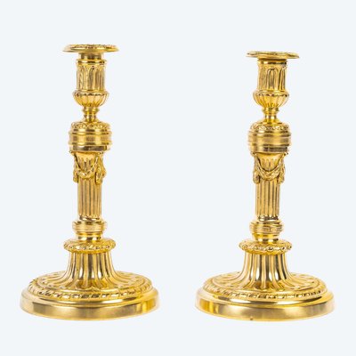 Paire de flambeaux de style Louis XVI en bronze ciselé et doré vers 1850-1870