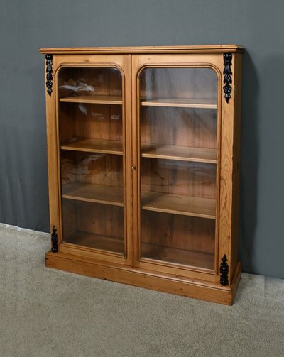Pine showcase - 1920